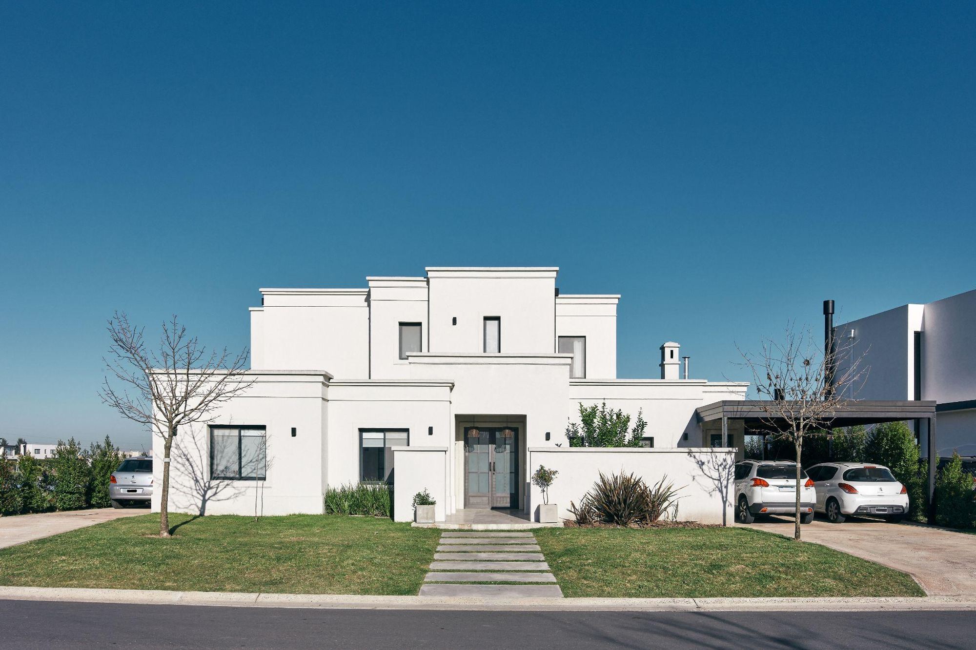 Casa proyectada y construida por Poirier en un barrio cerrado